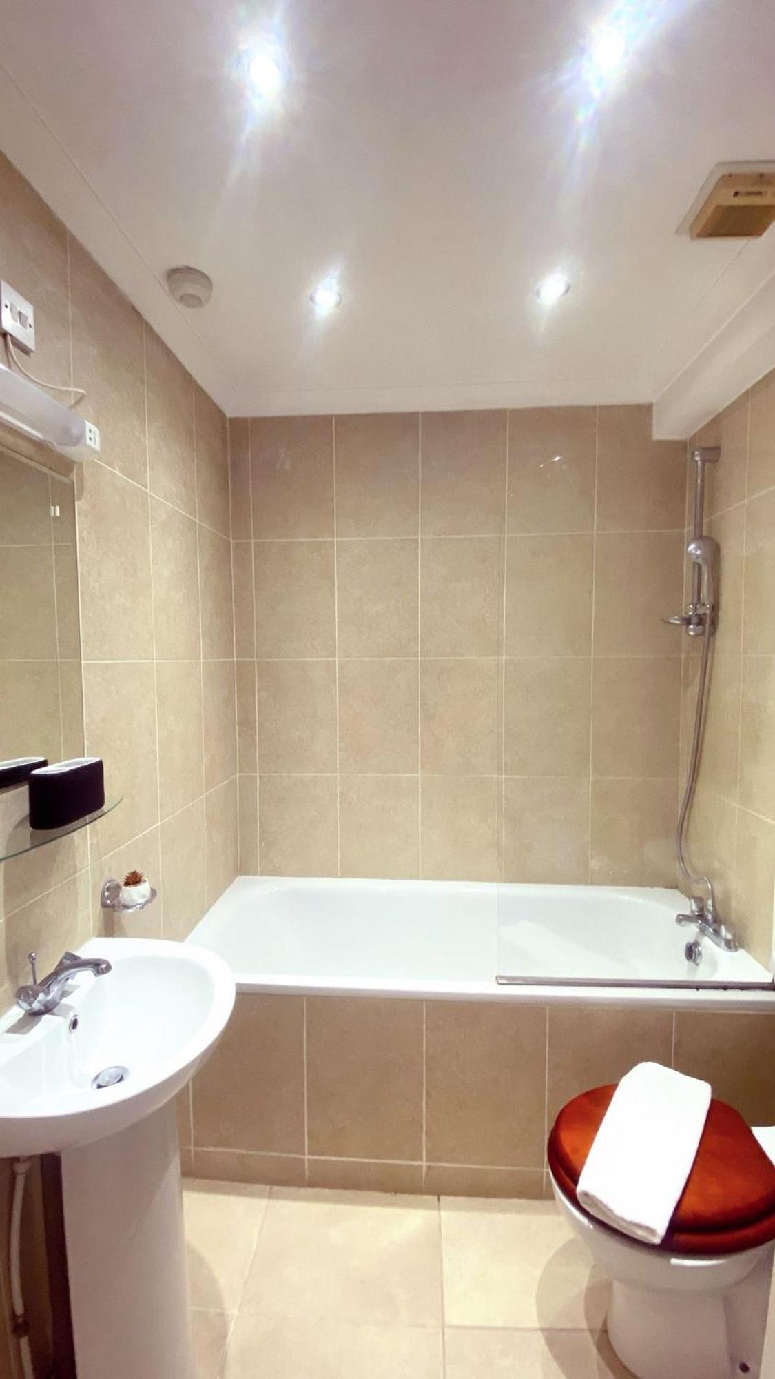 Uk Chaps Retreat: 2 Bedroom - 2Bathroom Apartment Лондон Екстер'єр фото