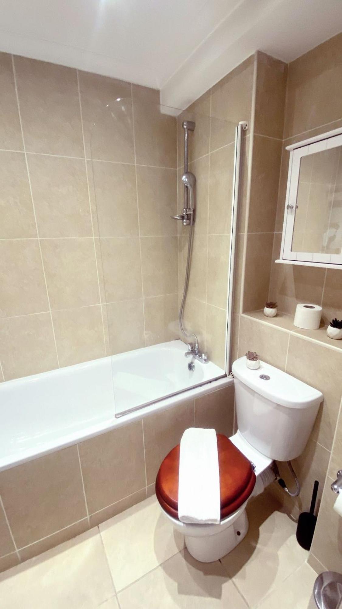 Uk Chaps Retreat: 2 Bedroom - 2Bathroom Apartment Лондон Екстер'єр фото